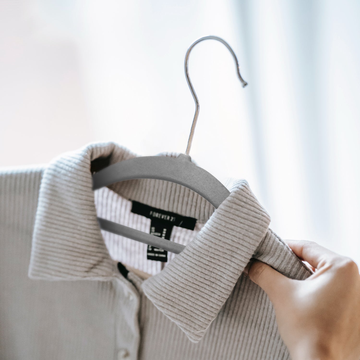 KEPLIN Velvet Hangers 20 Pack - Non-Slip Clothes Hangers with Tie Bar & 360° Hook - Durable & Sturdy, Space-Saving Wardrobe Organisers for Suits, Jackets & Clothes- Home Storage Solution