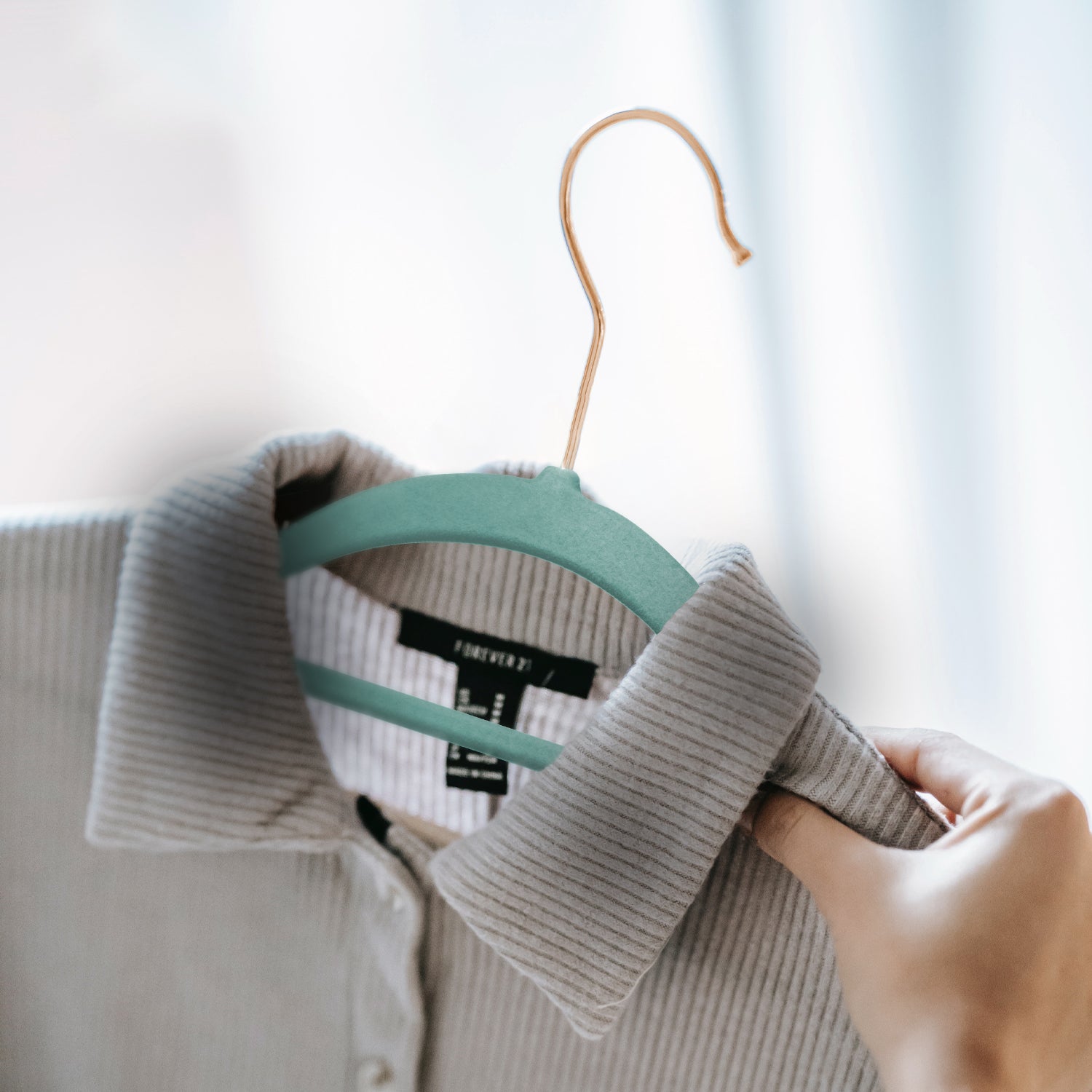 KEPLIN Velvet Hangers 50 Pack - Non-Slip Clothes Hangers with Tie Bar & 360° Hook - Durable & Sturdy, Space-Saving Wardrobe Organisers for Suits, Jackets & Clothes- Home Storage Solution