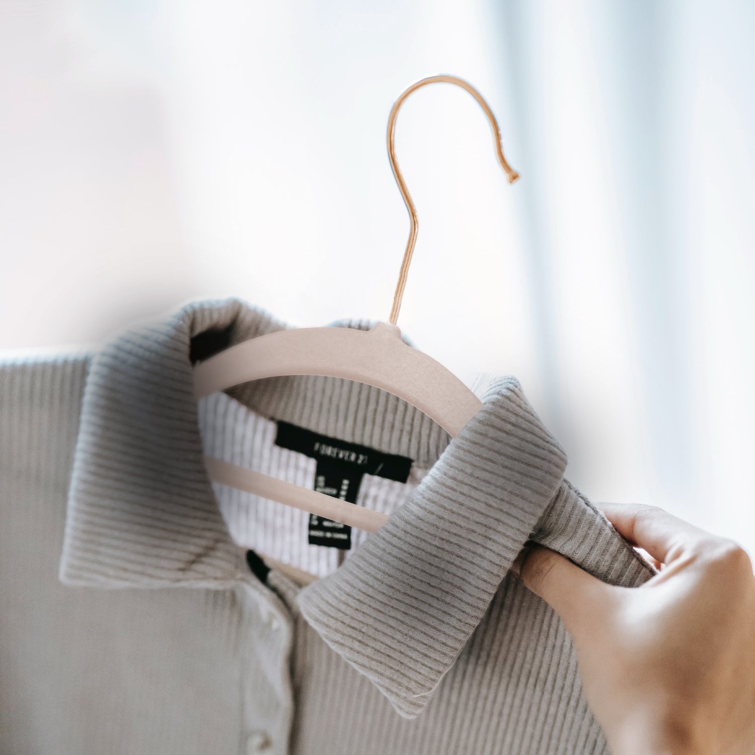 KEPLIN Velvet Hangers 50 Pack - Non-Slip Clothes Hangers with Tie Bar & 360° Hook - Durable & Sturdy, Space-Saving Wardrobe Organisers for Suits, Jackets & Clothes- Home Storage Solution