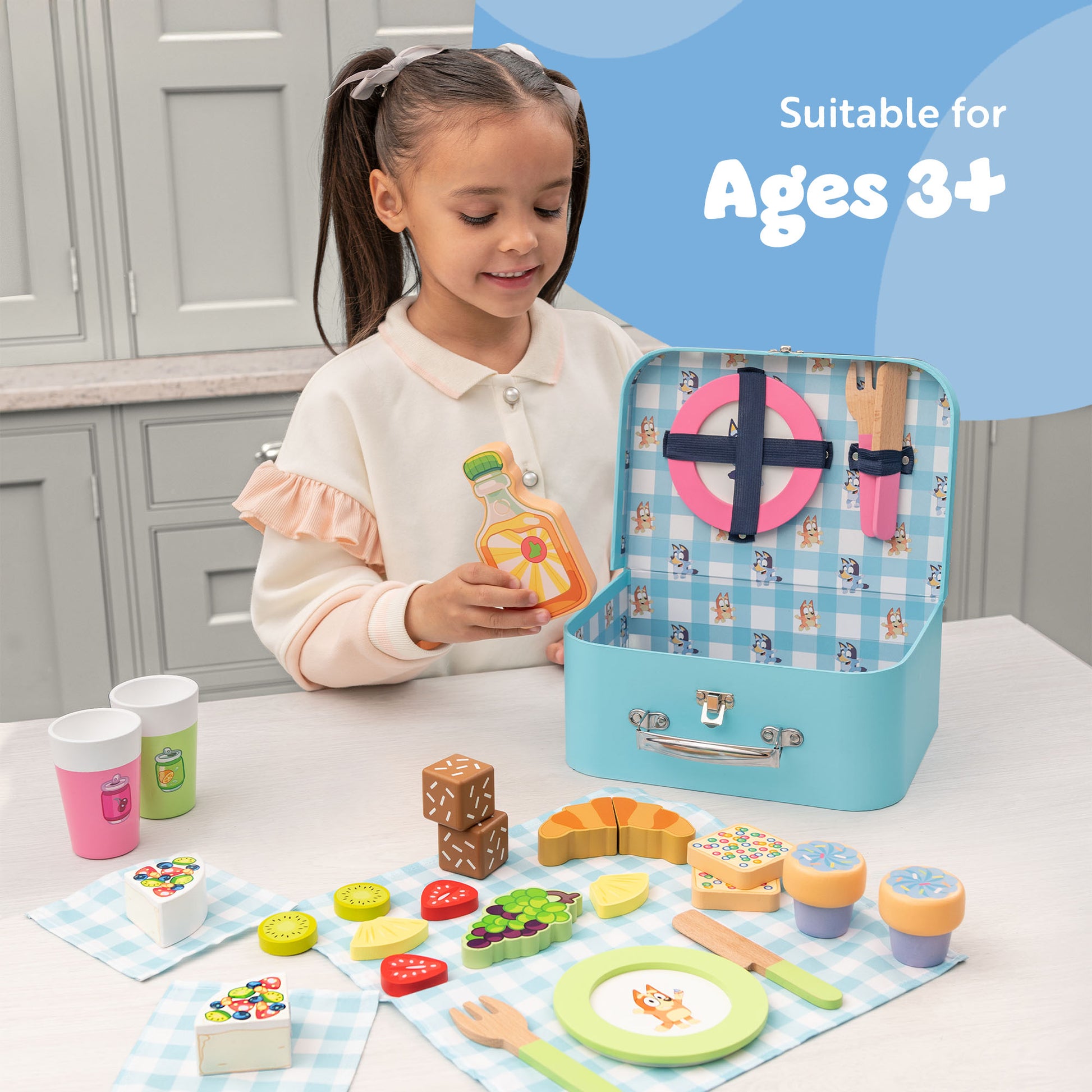 Bluey – Picnic Basket Set – 30-Piece Wooden Roleplay Toy for Kids with Carry Case, Cutlery & Pretend Food – Made from FSC-Certified Materials – Creative & Engaging Play Kit for Ages 3 and Up